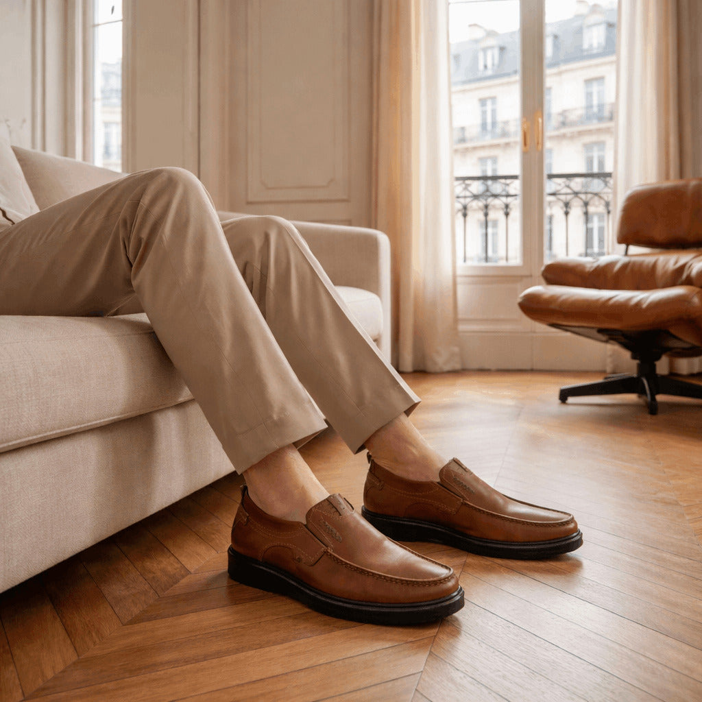 Men's casual leather loafers featuring a non-slip sole, designed for comfort and everyday wear, perfect for versatile styling. 3