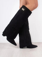 Women's ankle boots featuring a stylish gold clasp detail, perfect for both casual and formal wear. 3