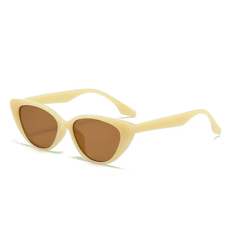 Women's cat eye sunglasses in a retro style, perfect for sunny days and travel, featuring a stylish frame and UV protection. 11