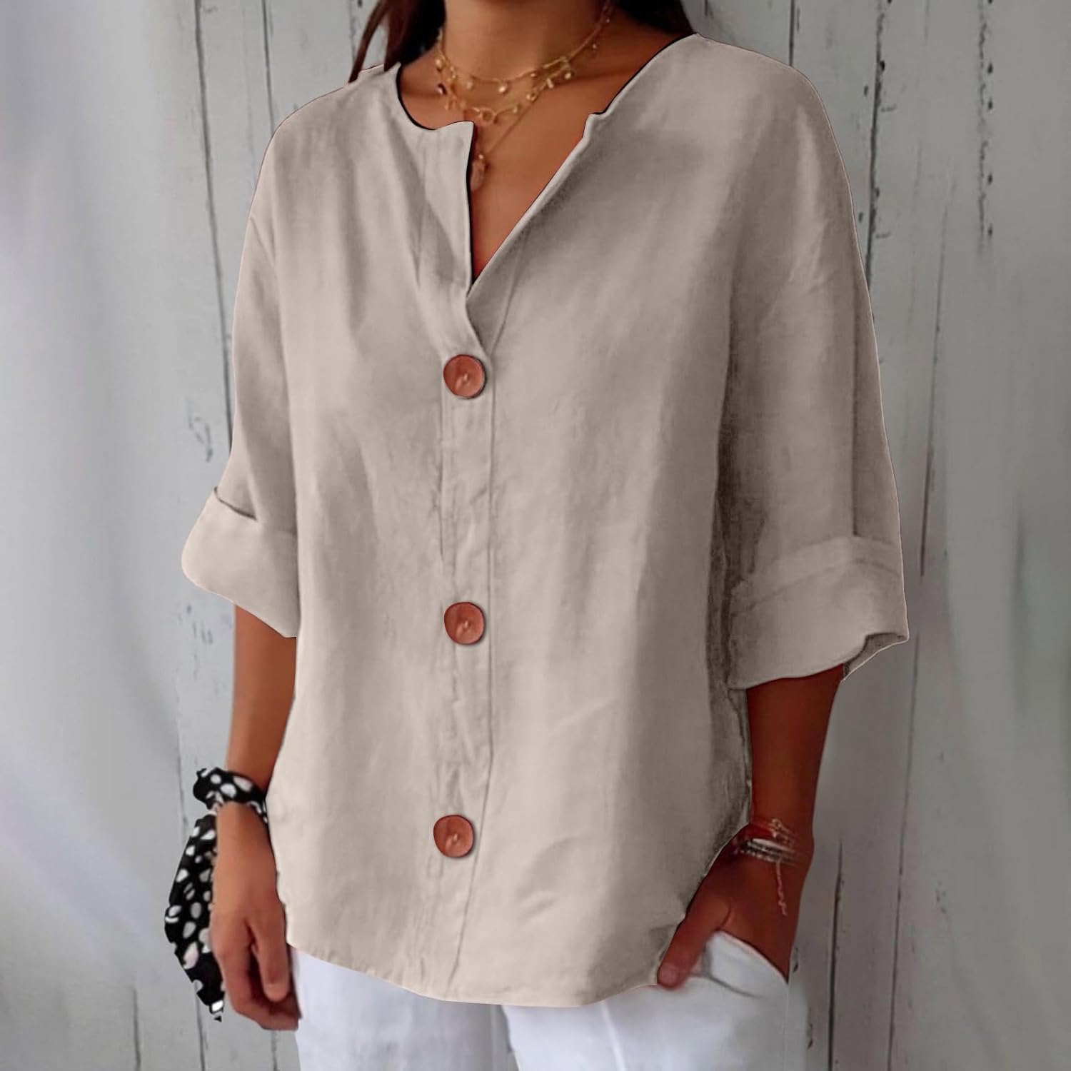 Women's loose fit blouse in lightweight summer linen, perfect for casual outings, featuring a relaxed silhouette and breathable fabric for comfort. 2