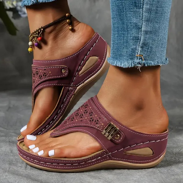 Women's platform sandals featuring an adjustable buckle strap, perfect for summer outings and stylish comfort. 2