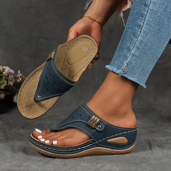 Women's platform sandals featuring an adjustable buckle strap, perfect for summer outings and stylish comfort. 3