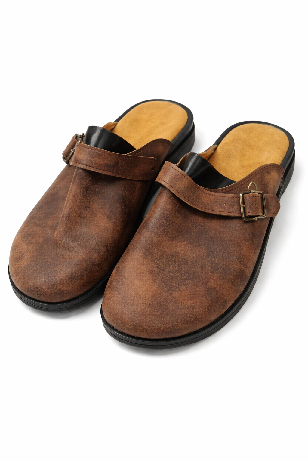 Women's regular fit clogs featuring an adjustable buckle, designed for comfort and style in everyday wear. 0
