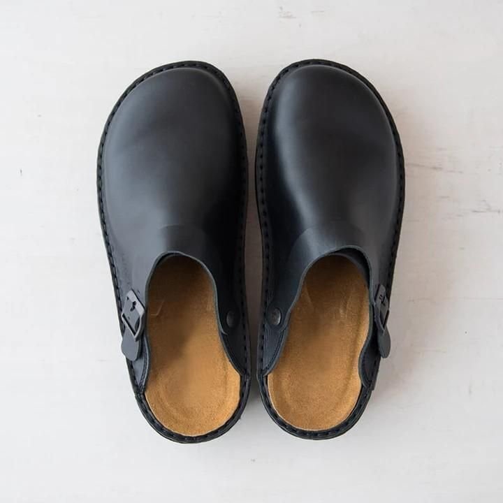 Women's regular fit clogs featuring an adjustable buckle, designed for comfort and style in everyday wear. 1