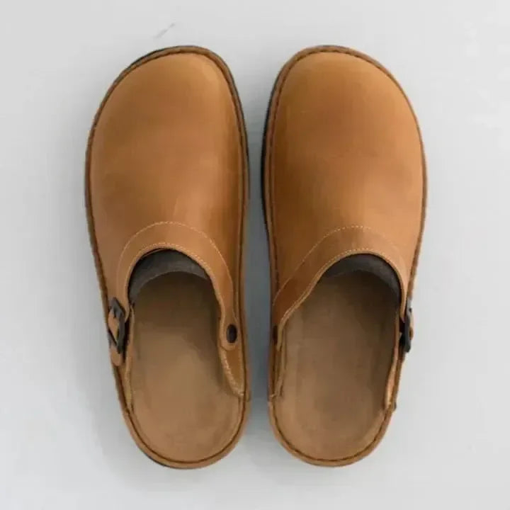 Women's regular fit clogs featuring an adjustable buckle, designed for comfort and style in everyday wear. 2