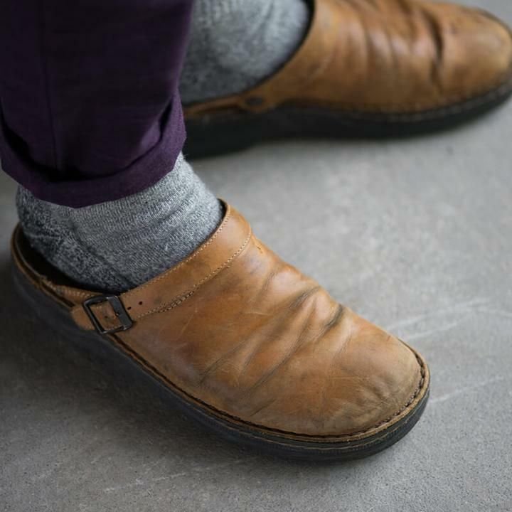 Women's regular fit clogs featuring an adjustable buckle, designed for comfort and style in everyday wear. 3