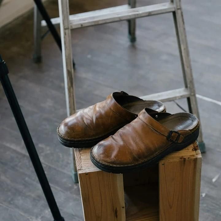 Women's regular fit clogs featuring an adjustable buckle, designed for comfort and style in everyday wear. 4