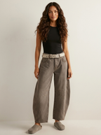 Women's relaxed fit barrel jeans featuring a high waist design, perfect for casual wear with a stylish and comfortable silhouette. 1