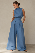 Women's sleeveless wide leg jumpsuit in a stylish design, perfect for casual spring and summer wear, featuring lightweight fabric and a comfortable fit. 3