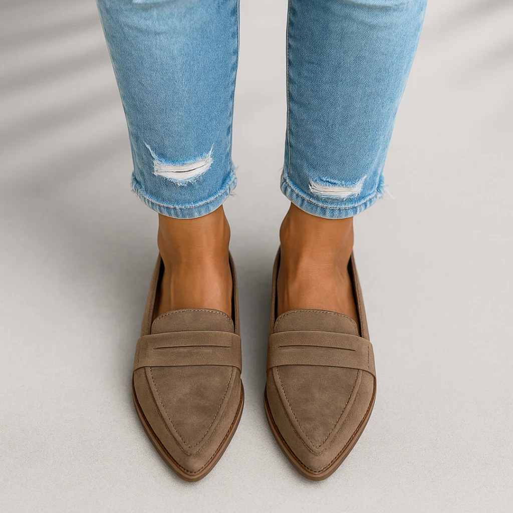 Women's slip-on moccasins featuring arch support and a non-slip sole, perfect for comfort and stability in everyday wear. 1