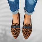 Women's slip-on moccasins featuring arch support and a non-slip sole, perfect for comfort and stability in everyday wear. 2