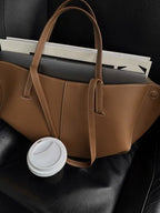 Women's vintage leather tote bag featuring a spacious design, perfect for office use, shopping, and day trips. 2