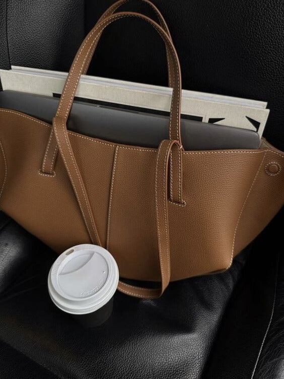 Women's vintage leather tote bag featuring a spacious design, perfect for office use, shopping, and day trips. 2