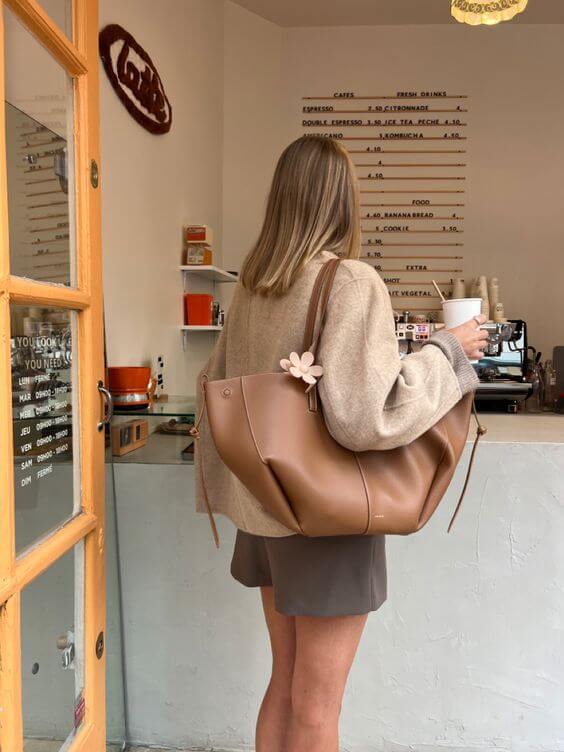 Women's vintage leather tote bag featuring a spacious design, perfect for office use, shopping, and day trips. 4