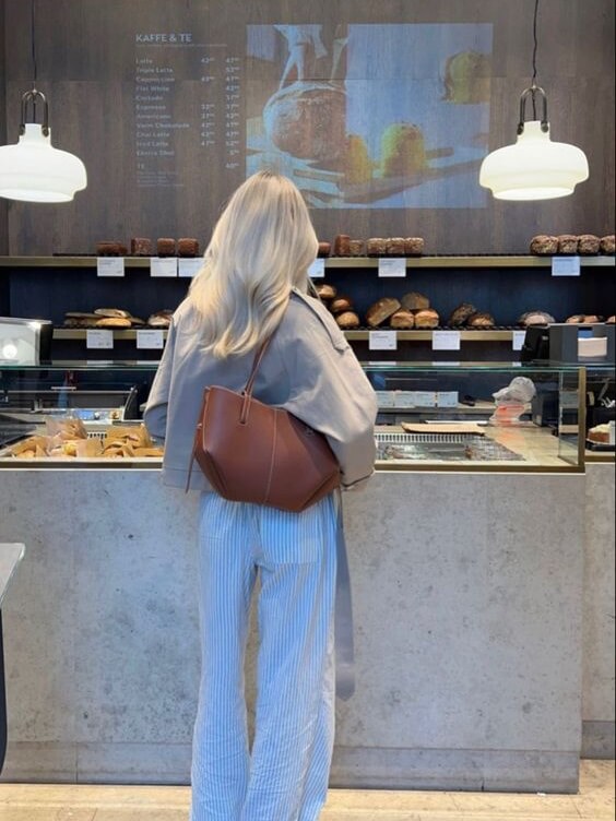 Women's vintage leather tote bag featuring a spacious design, perfect for office use, shopping, and day trips. 8